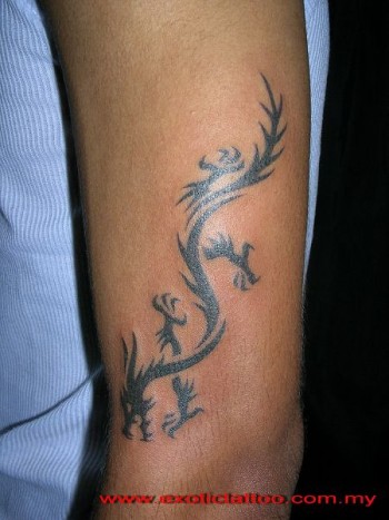 Tatuaje De Una Sombra De Dragon Chino Bajando Por El Brazo