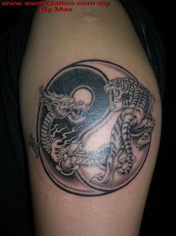 Tatuaje De Un Tigre Encarado A Un Dragon Con El Yin Yang