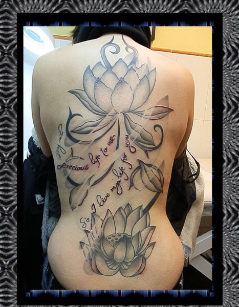 Tatuaje En La Espalda Entera De Una Chica De Flores De Loto En El Agua Y