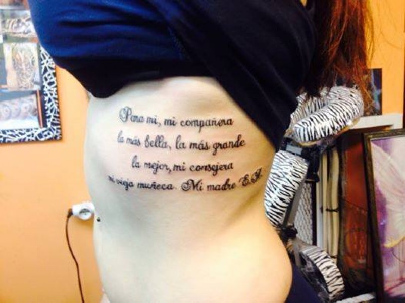 Tatuaje De Una Frase En Las Costillas De Una Chcia