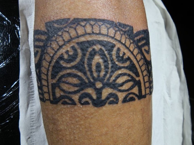Tattoo De Una Mascara Brazalete Maori En Blanco Y Negro