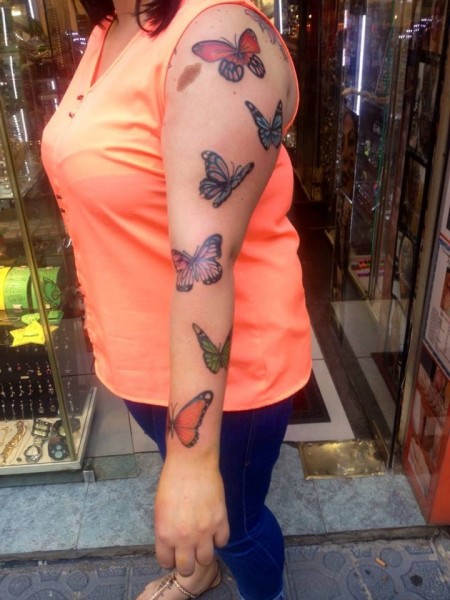 Tattoo De Grandes Mariposas A Color En El Brazo De Una Mujer