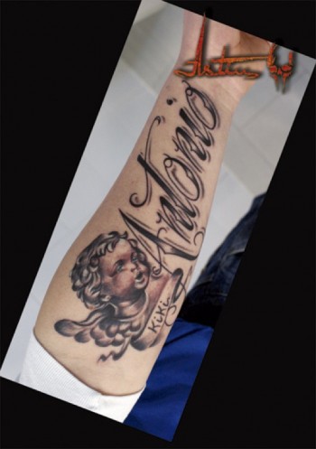 Tatuaje Del Nombre Antonio Y Un Pequeno Angel