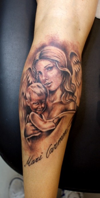 Tatuaje En Blanco Y Negro De Un Angel Con Un Bebe Y Un Nombre