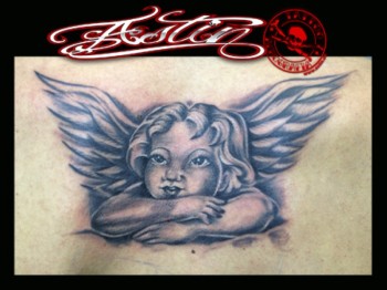 Tatuaje De Un Pequeno Angel En Blanco Y Negro
