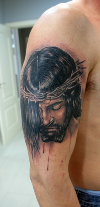 Tatuaje En Blanco Y Negro De Cristo Con La Corona De Espinas