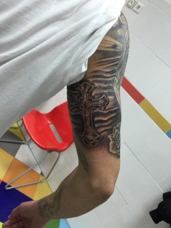 Tatuaje De Una Cruz En El Interior Del Brazo