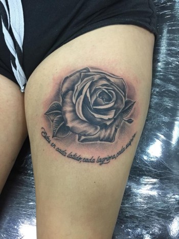 Tatuaje De Una Rosa En La Pierna Con Una Frase Debajo