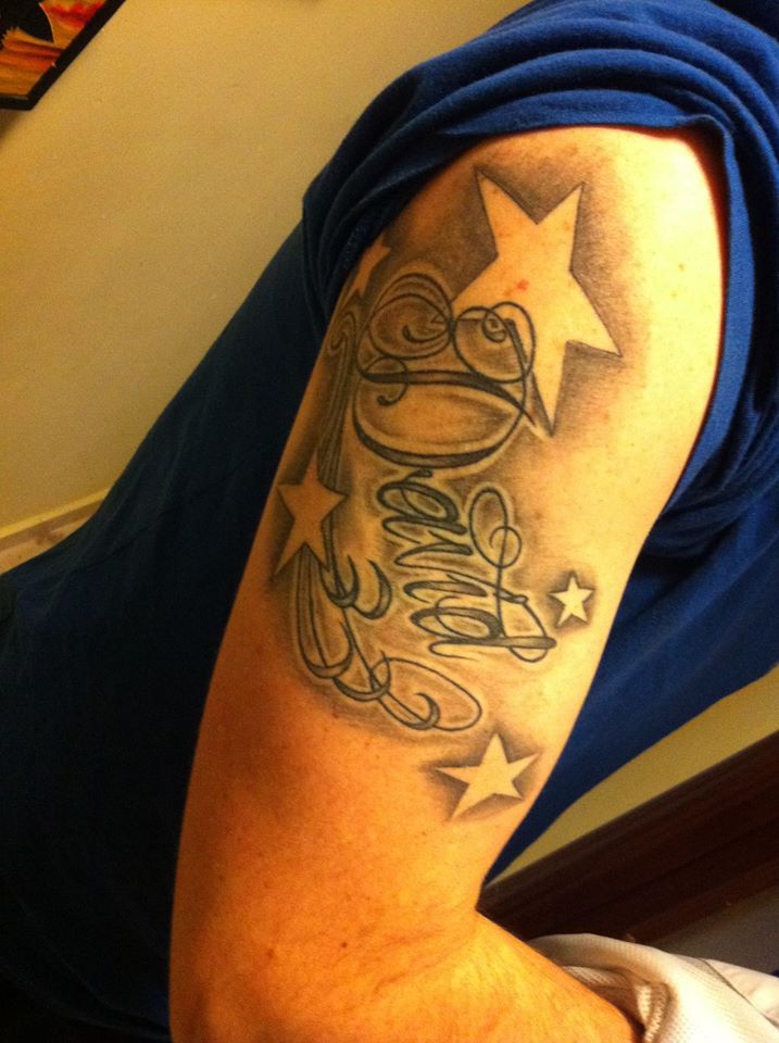 Tatuaje Del Nombre David Entre Estrellas