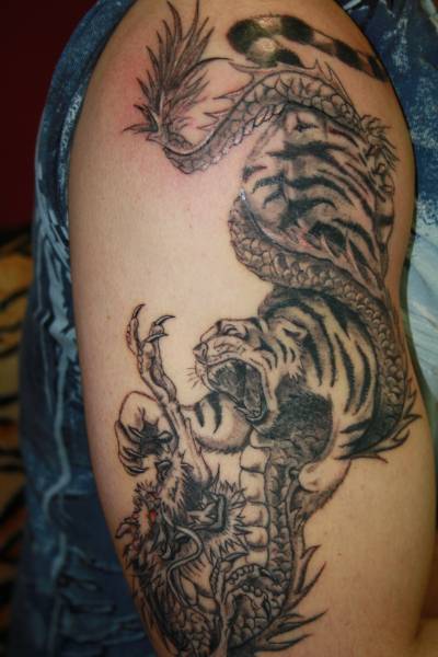 Tatuaje De Tigre Y Dragon Luchando