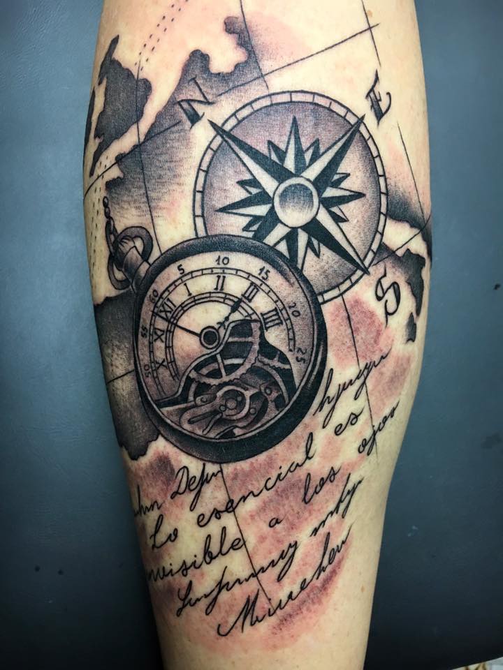 Tatuaje De Un Mundo Una Brujula Y Un Reloj