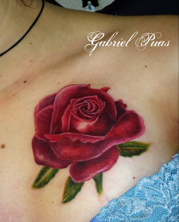 Tattoo De Una Rosa En El Pecho De Una Mujer