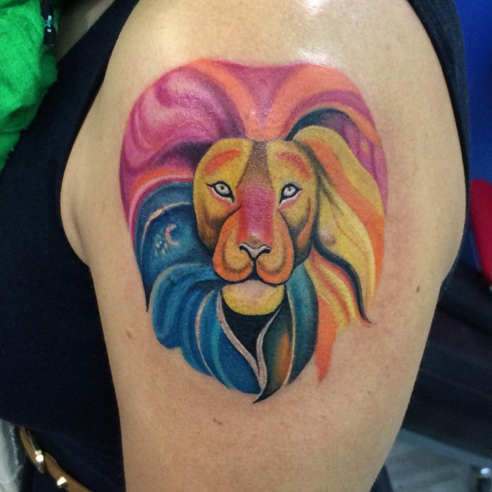 Tattoo De Un Leon Con La Melena De Colores