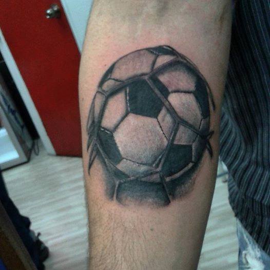 Tattoo De Una Pelota De Futbol Golpeando La Red