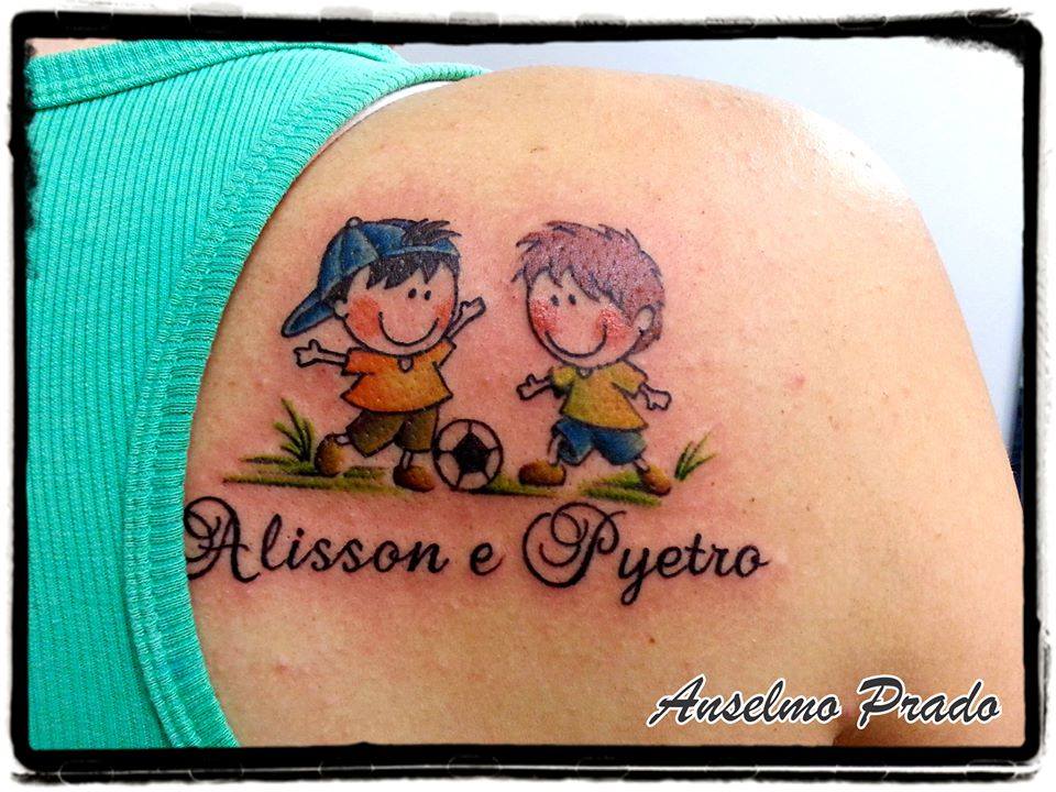 Tattoo De Dos Ninos Jugando A Pelota Con Sus Nombres