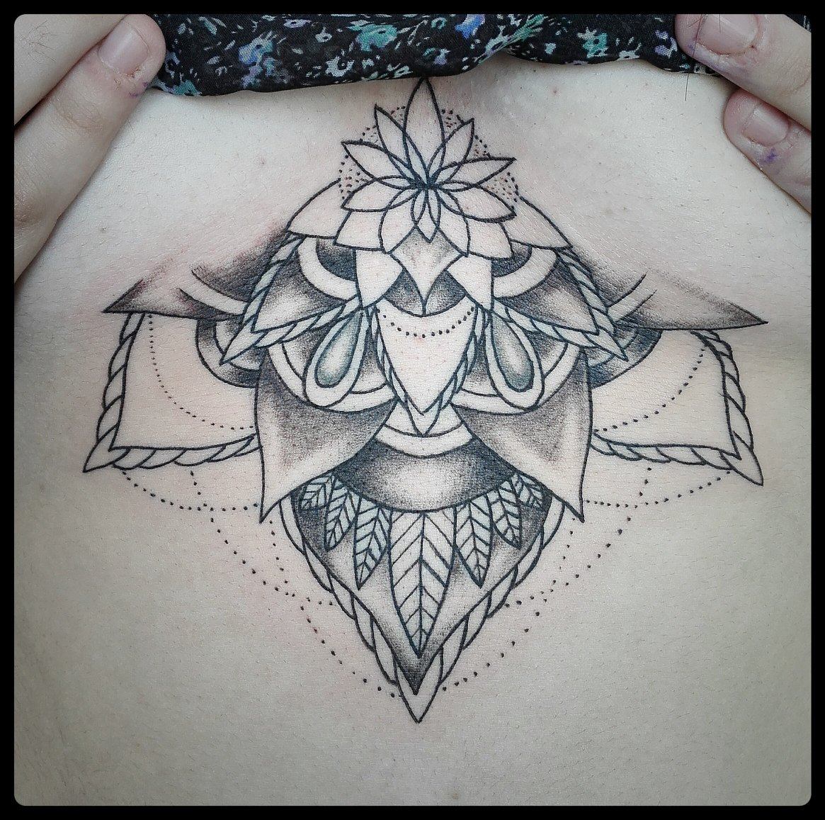 Tattoo De Medio Mandala Con Flor En El Pecho De Una Chica