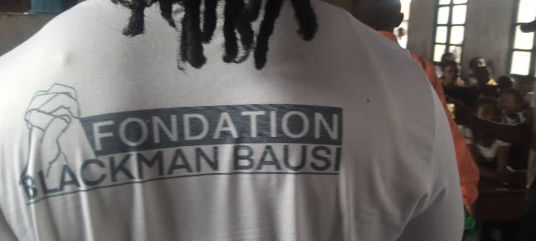 Nord-Kivu: L&rsquo;artiste musicien Blackman Bausi à la rescousse des enfants orphelins des militaires décédés au front