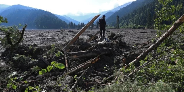 Семьи пропавших без вести в Шови доставят к эпицентру оползня