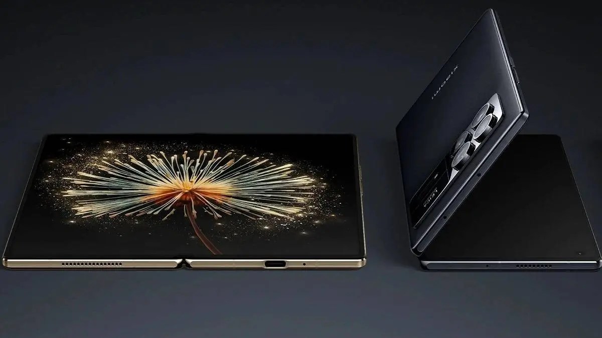 Xiaomi MIX Fold 5 live photo showing its outer display running HyperOS 4