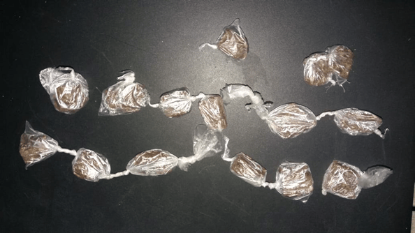Acusado de tráfico, rapaz é preso com 15 buchas de maconha