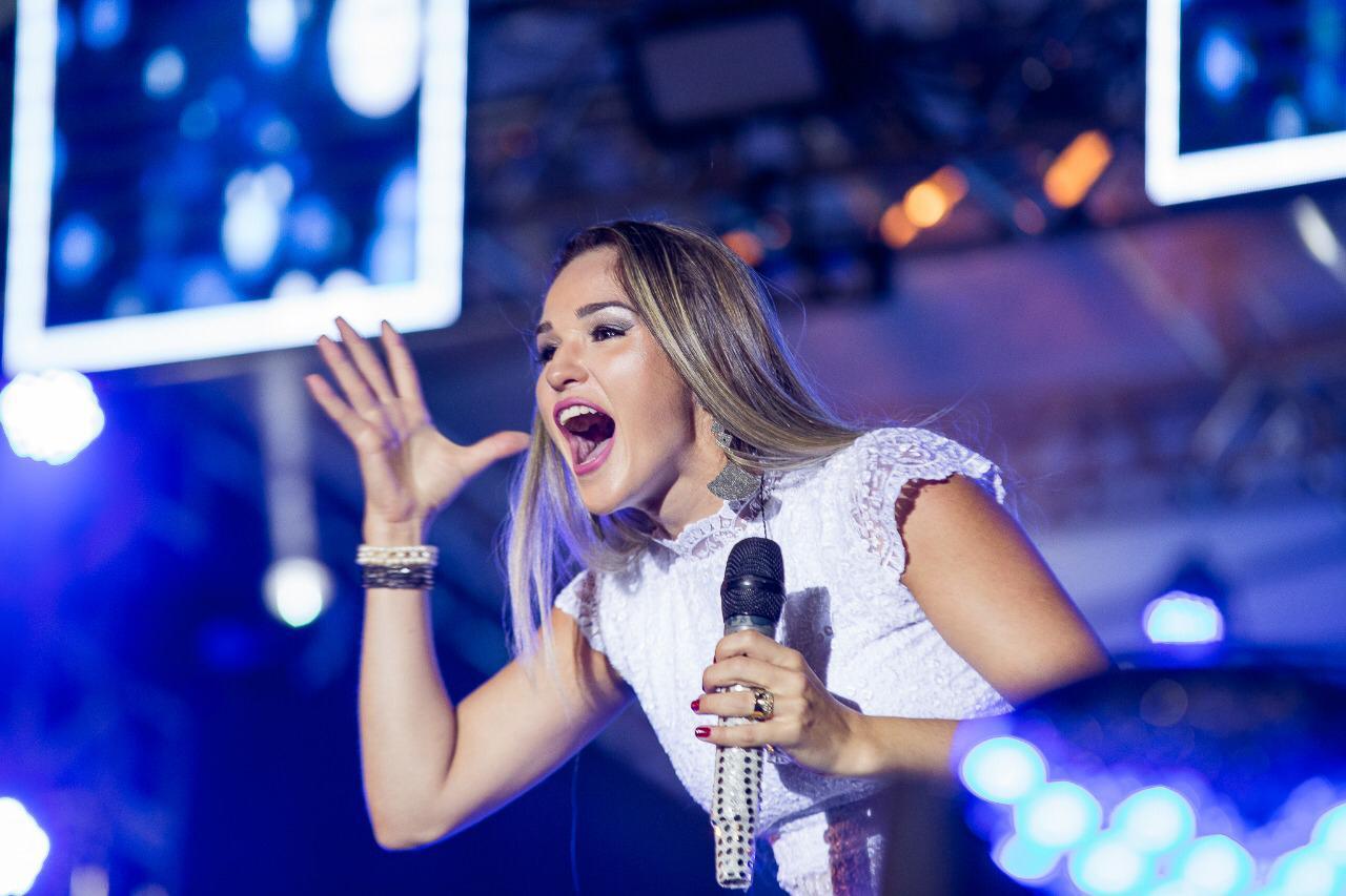 Izy Monteiro mistura axé com sertanejo neste sábado no trio