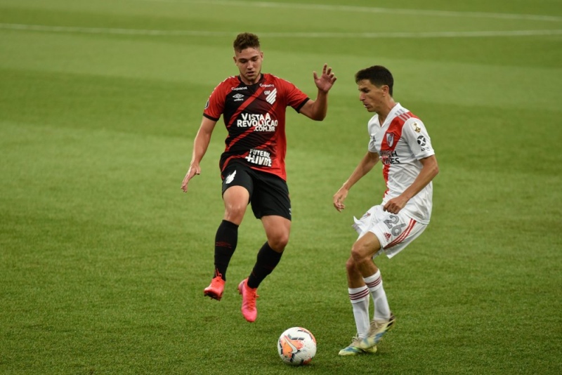 Athletico-PR resiste com 10 em campo, mas cede empate ao River no fim