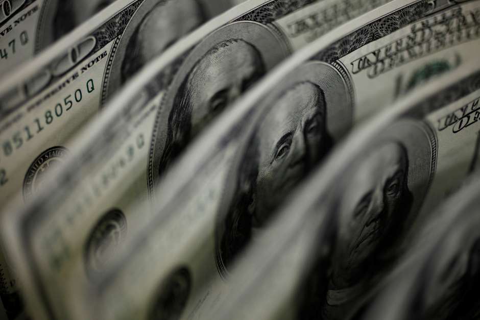 Dólar fecha no menor nível em um mês após acordo sobre Orçamento