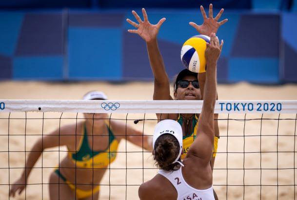 Ana Patricia e Rebecca perdem de novo e têm classificação ameaçada no vôlei de