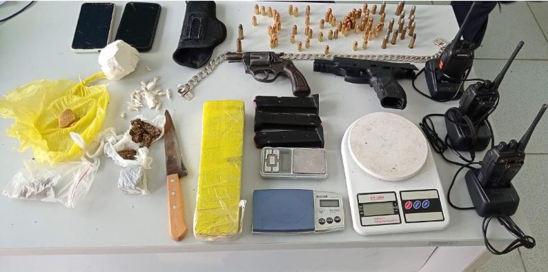 Troca de tiros, um morto e PM apreende armas, crack, maconha e cocaína em Pedro Canário