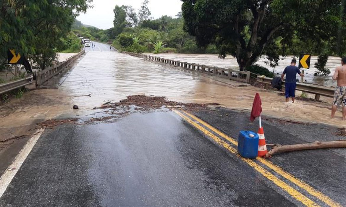 Governo Bolsonaro decreta situação de emergência em cidades da BA e de MG