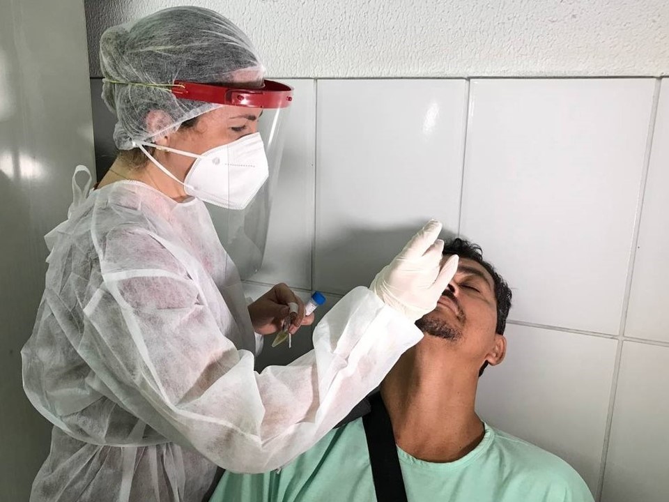 Laboratórios suspendem testes, priorizam internados e gerenciam estoque
