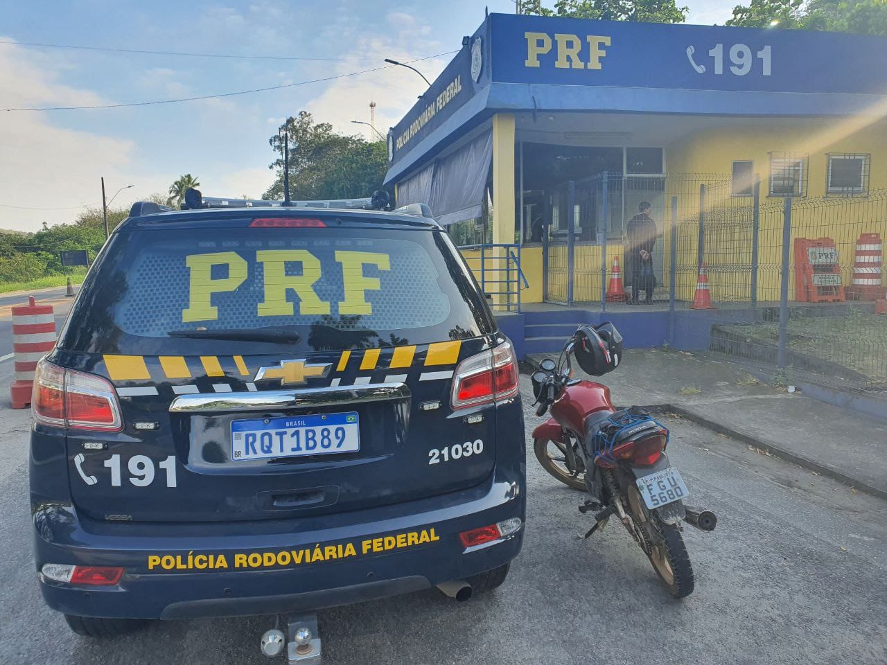 PRF prende suspeito e recupera veículo com placa adulterada