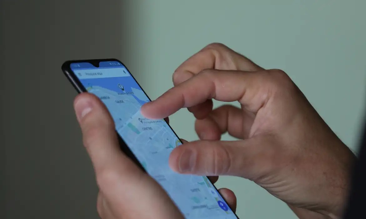 Jovem cria plataforma para ajudar nova geração de eleitores nas urnas