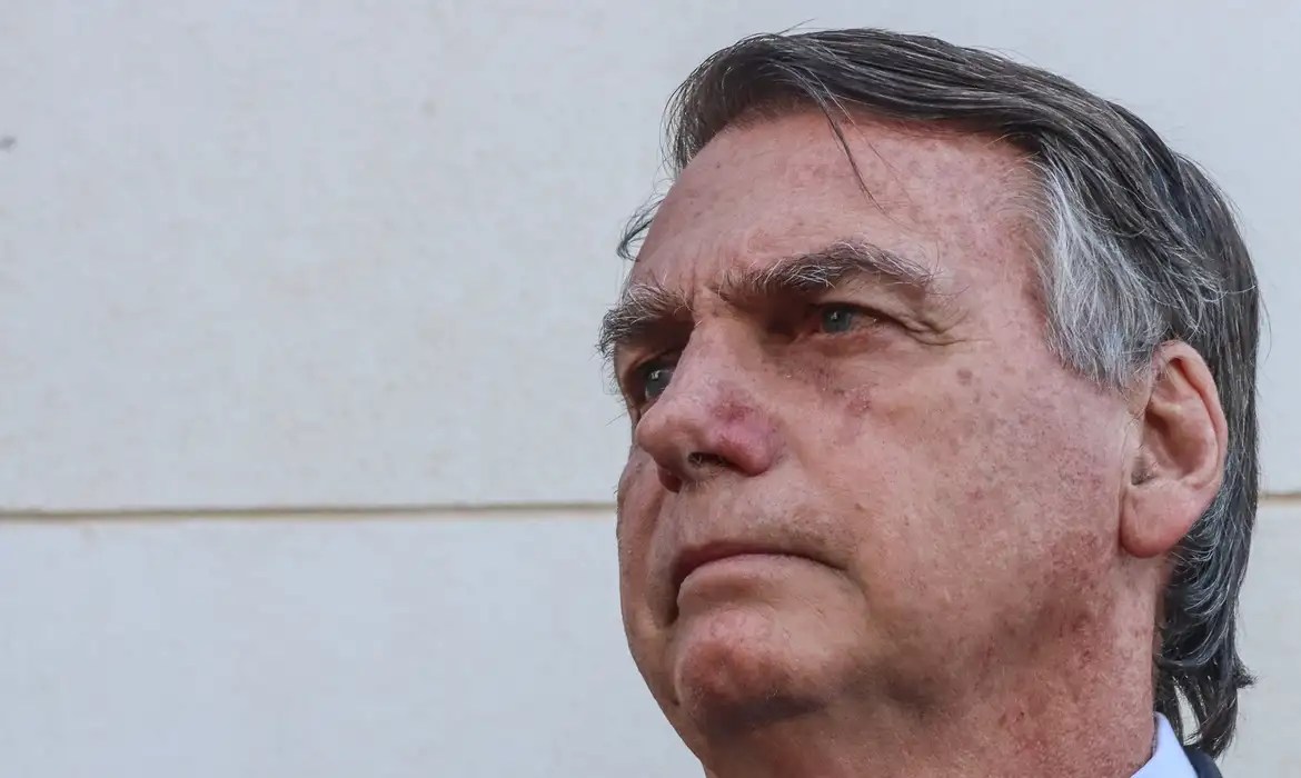 Bolsonaro diz que não sabia de pen drive no banheiro e que vai perguntar a Michelle se é dela