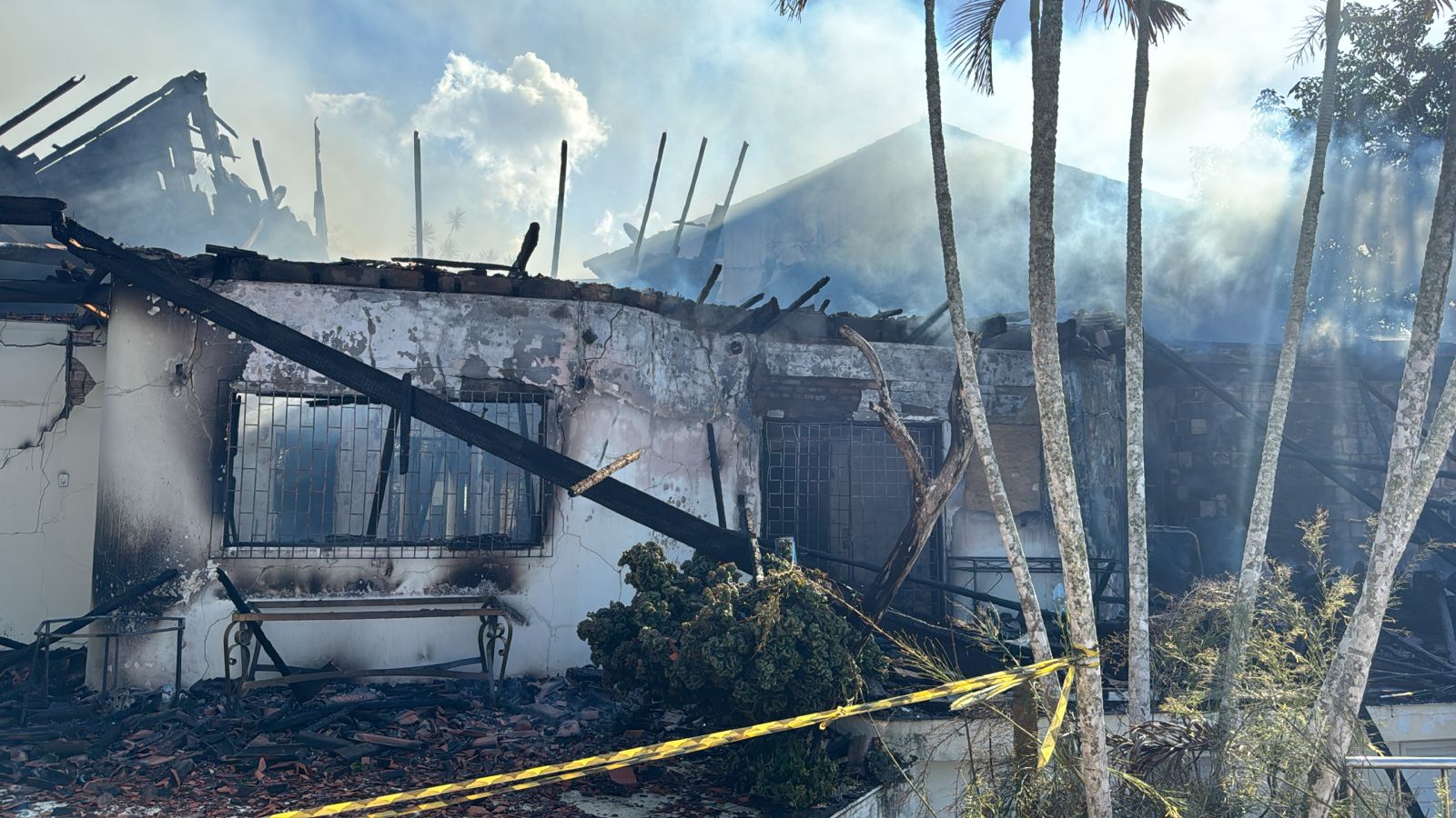 Casarão antigo é destruído por incêndio no Bairro Boa Vista