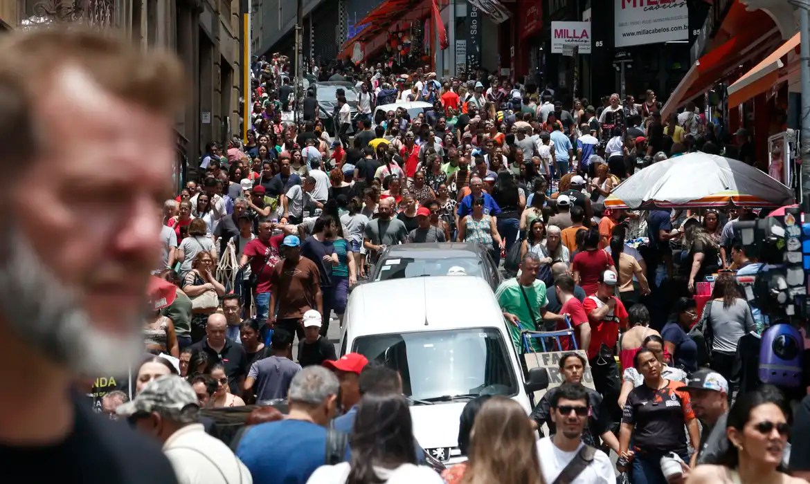 Hora trabalhada de pessoa branca vale 67,7% mais que a de negros