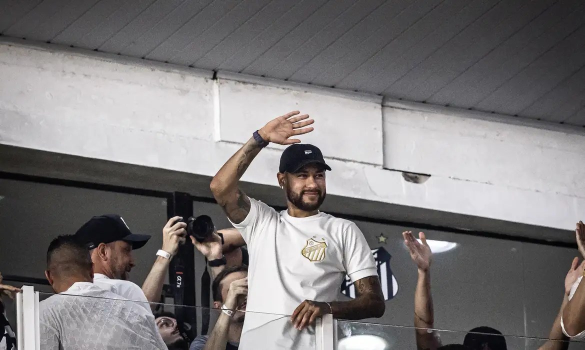 Organizada do Santos se reúne com diretoria, cobra técnico e pede postura ‘rígida’ com Neymar