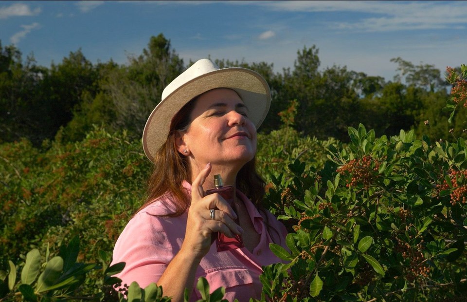 Pimenta-rosa mateense conquista marca internacional de cosméticos