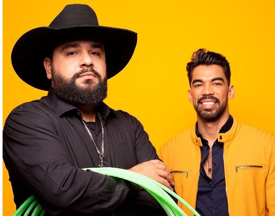 Cantor sertanejo Léo é atingido por chamas no palco e queima o rosto