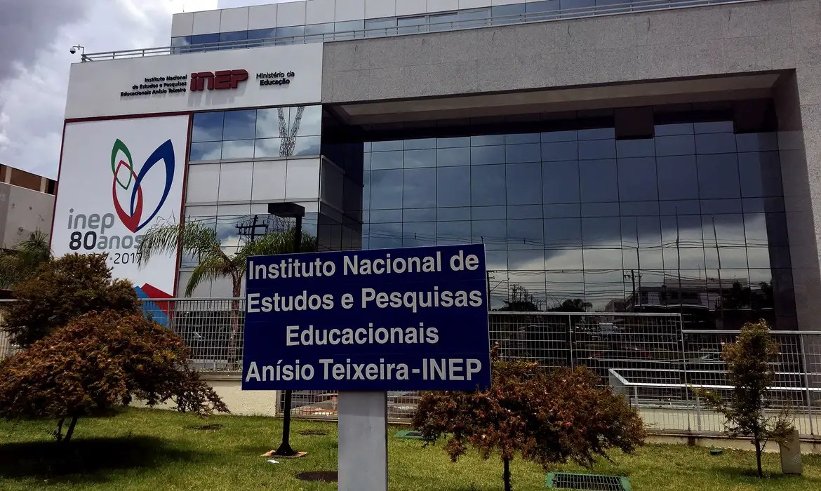 MEC paga até R$ 864 por dia a certificador do Enem e da PND
