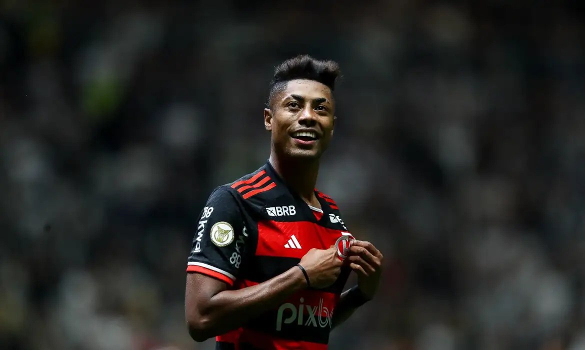 Bruno Henrique se livra de suspensão, leva apenas multa do STJD e está liberado para jogar