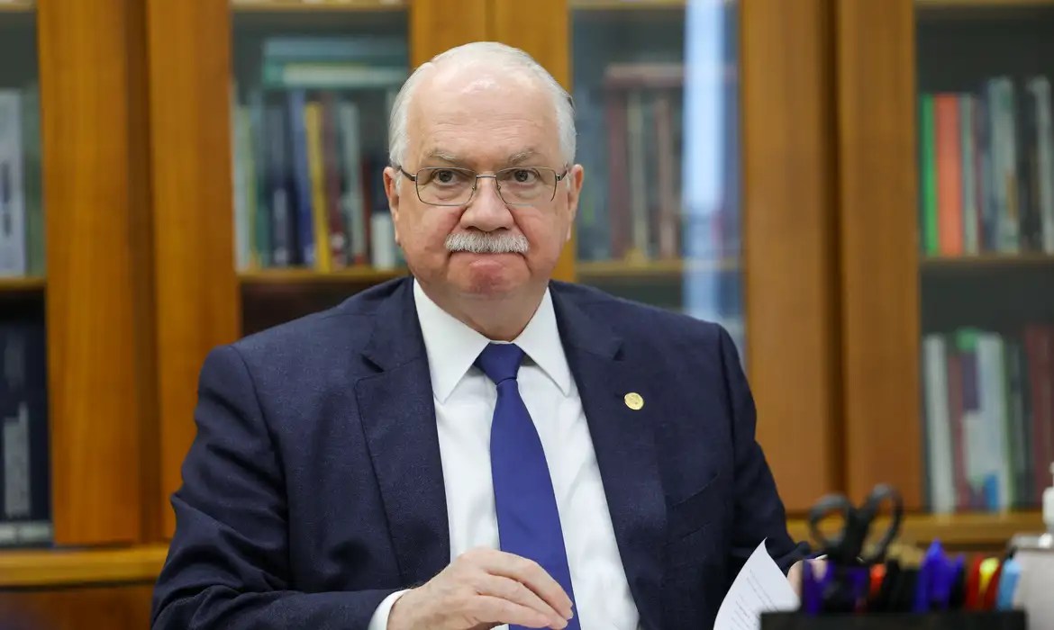 Fachin aguarda explicações de ministros para decidir sobre crise