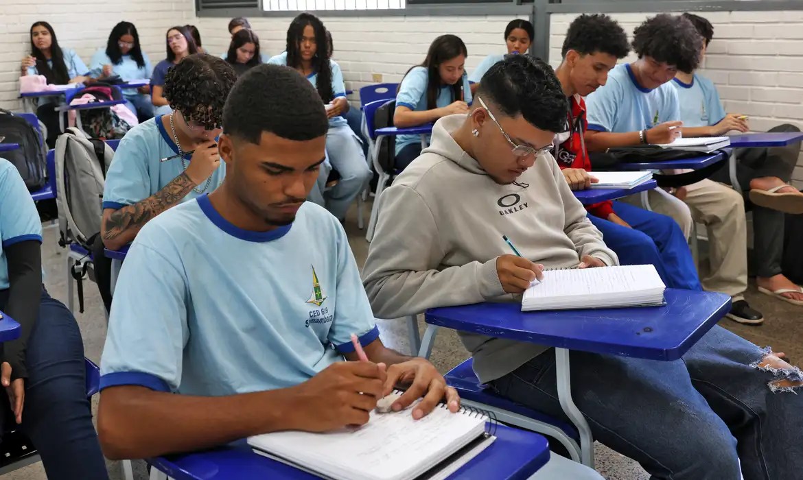 MEC orienta escolas na escolha de livros didáticos para o ensino médio