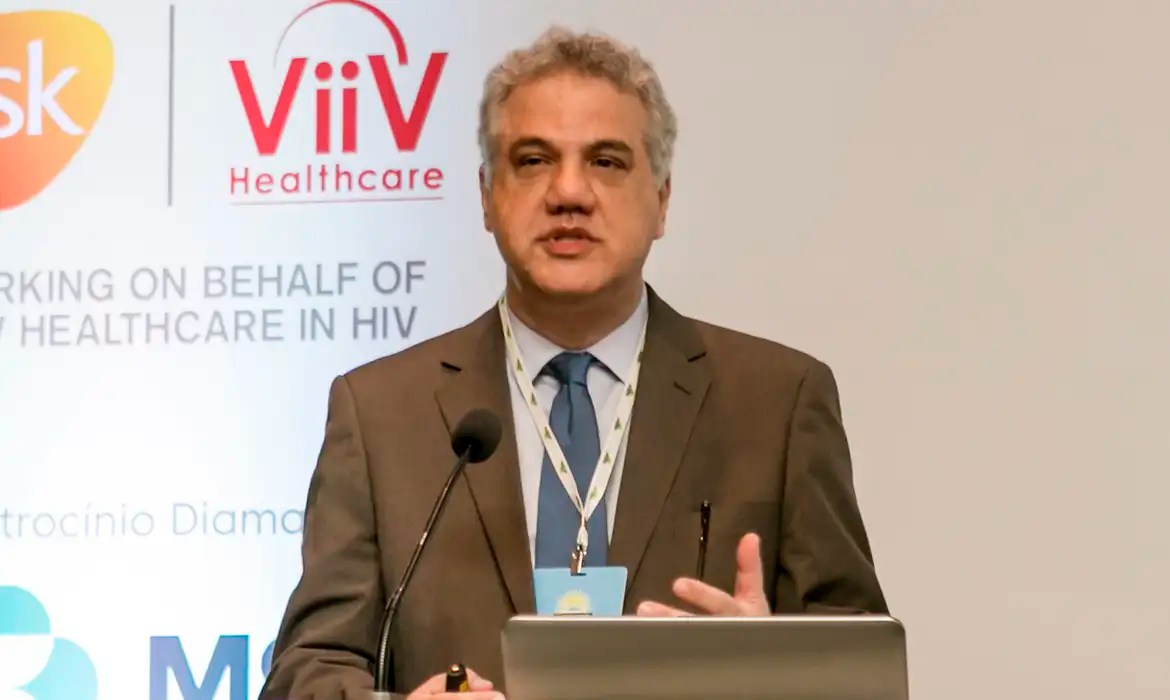 Covid-19 não desapareceu e casos continuam ocorrendo, alerta médico