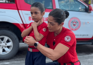 Capitã do Corpo de Bombeiros orienta sobre novas manobras para desengasgar bebês e crianças