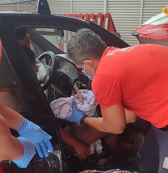 Bombeiros ajudam mãe com o parto de bebê em São Mateus