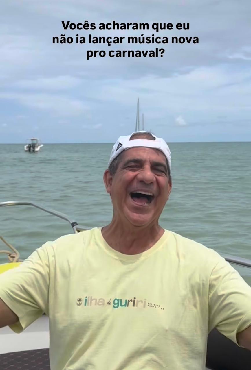 De camisa em homenagem a Guriri, Durval Lelys lança música nova para o Carnaval