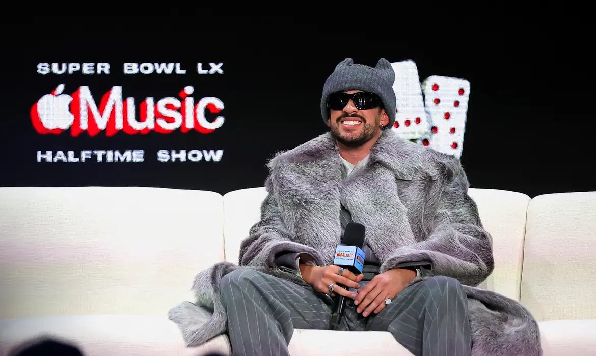 Bad Bunny, vencedor do Grammy e crítico de Trump, canta no Super Bowl
