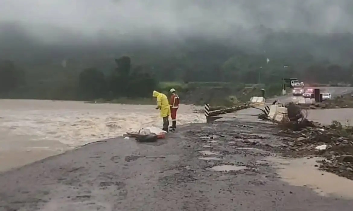 Inmet emite alerta de chuvas intensas para 14 unidades da federação
