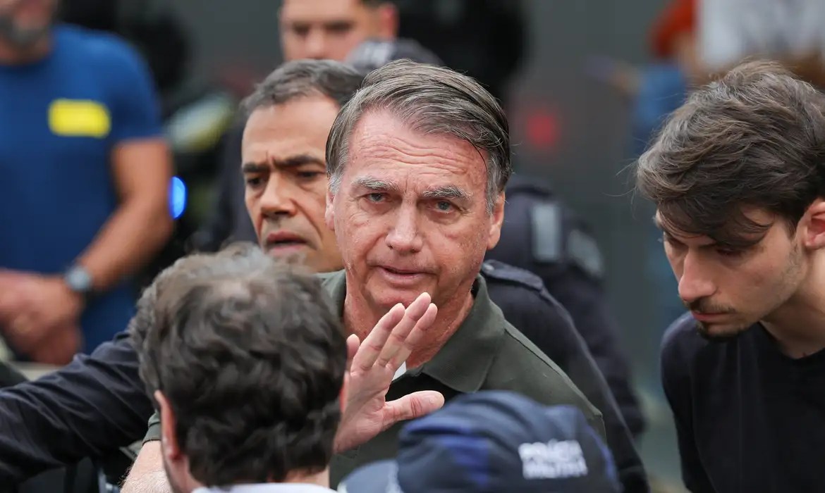 Defesa de Bolsonaro nega ‘falta grave’ em apreensão de arma e pede manutenção da domiciliar